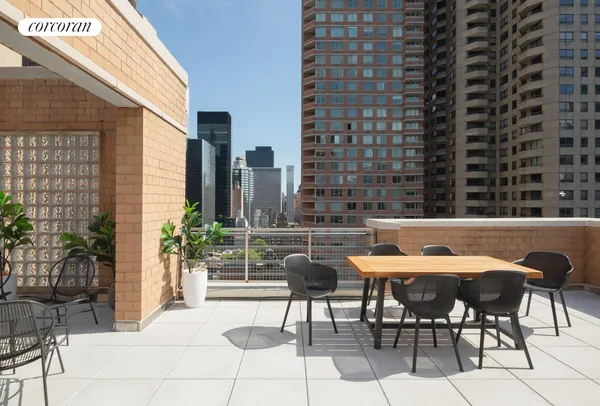 $1,540,000 | 234 East 46th Street, Unit PH2103 | Midtown East
