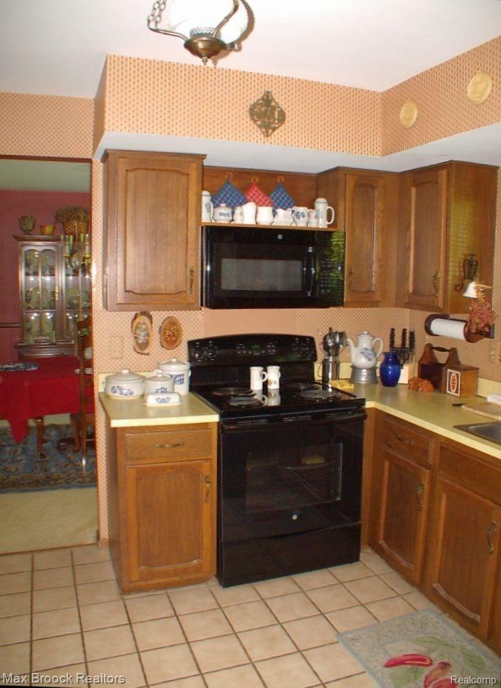 5218 Glengate Road Rochester, MI 48306 - Photo 12 of 17 Kitchen.jpg