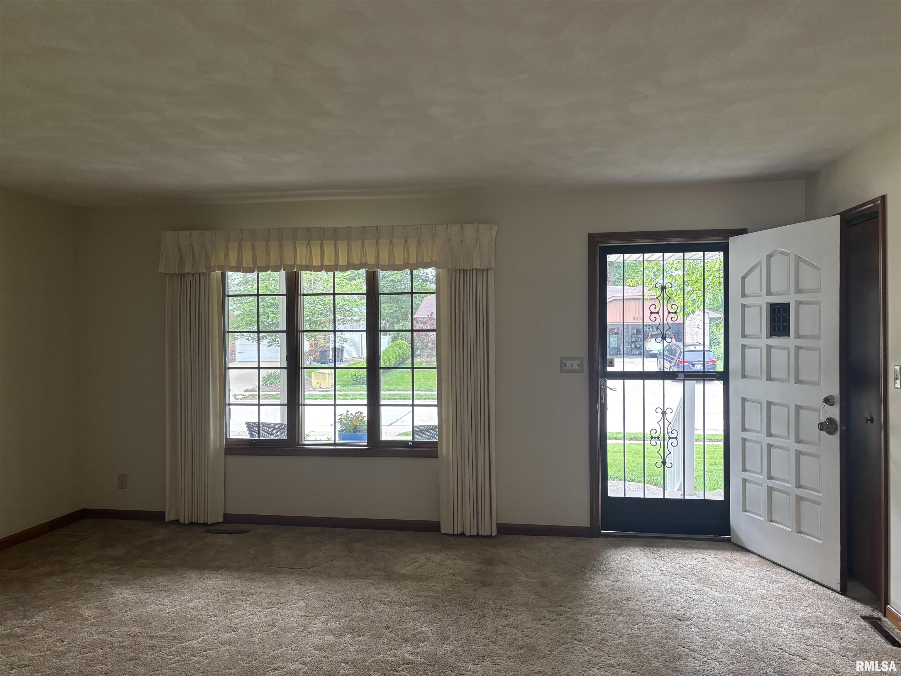 2524 Winfield Drive Springfield, IL 62704 - Photo 5 of 32