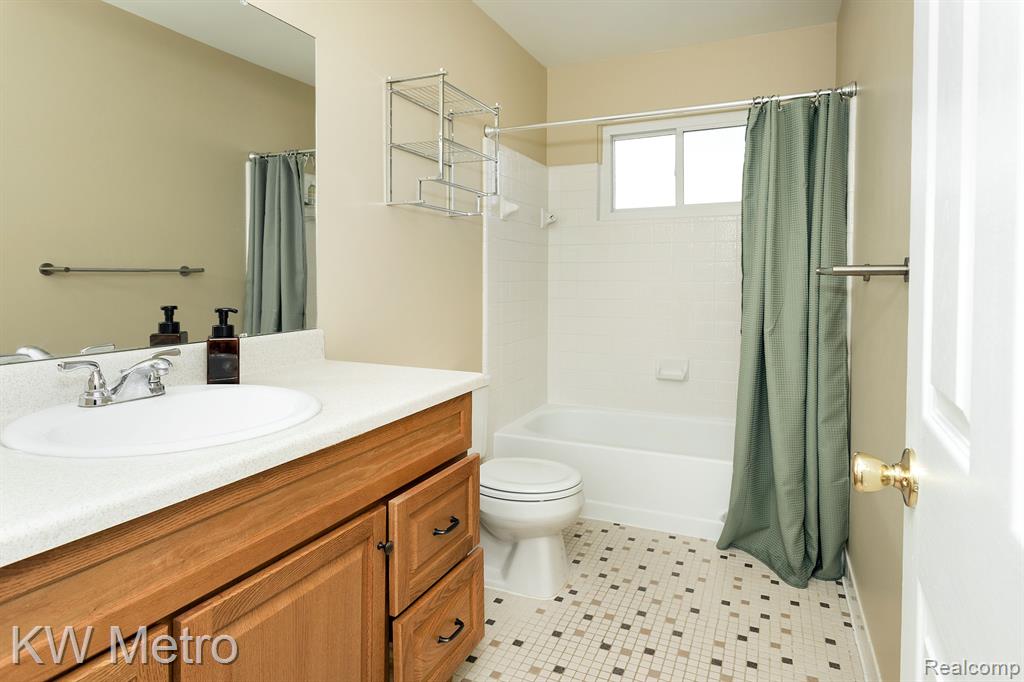 2221 Dorothea Road Berkley, MI 48072 - Photo 17 of 32