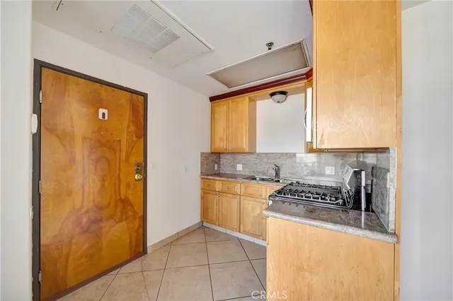$1,495 | 316 South New Hampshire Avenue, Unit 208, Los Angeles, CA 90020