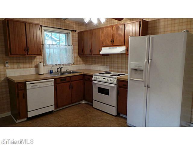 1880 Bethania-Rural Hall Road Winston-Salem, NC 27106 - Photo 4 of 15 Kitchen.