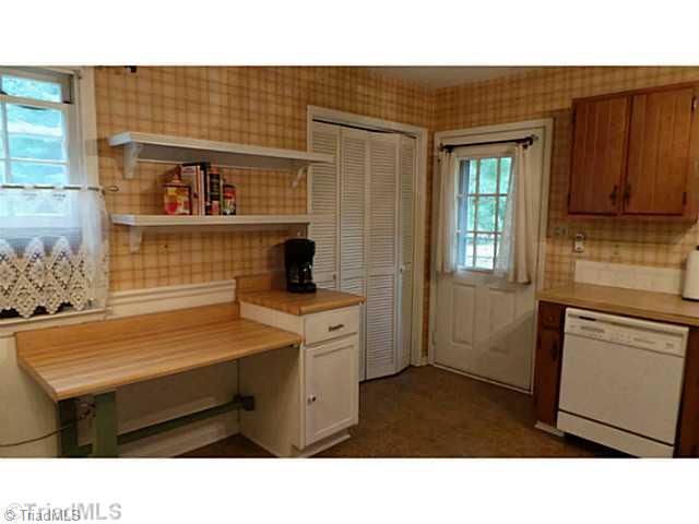 1880 Bethania-Rural Hall Road Winston-Salem, NC 27106 - Photo 5 of 15 Kitchen.