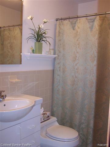 1823 Fair Oak Court Rochester, MI 48309 - Photo 13 of 24 Main Bath