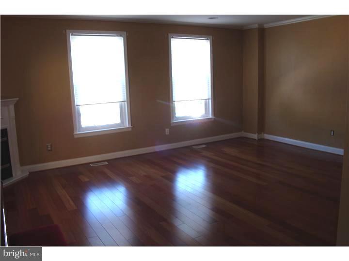 144 Greendale Road Philadelphia, PA 19154 - Photo 11 of 25 Living Room
