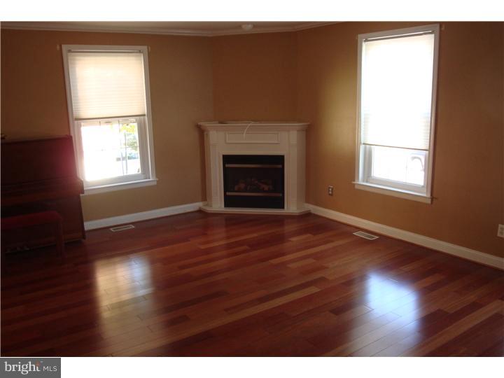 144 Greendale Road Philadelphia, PA 19154 - Photo 10 of 25 Living Room