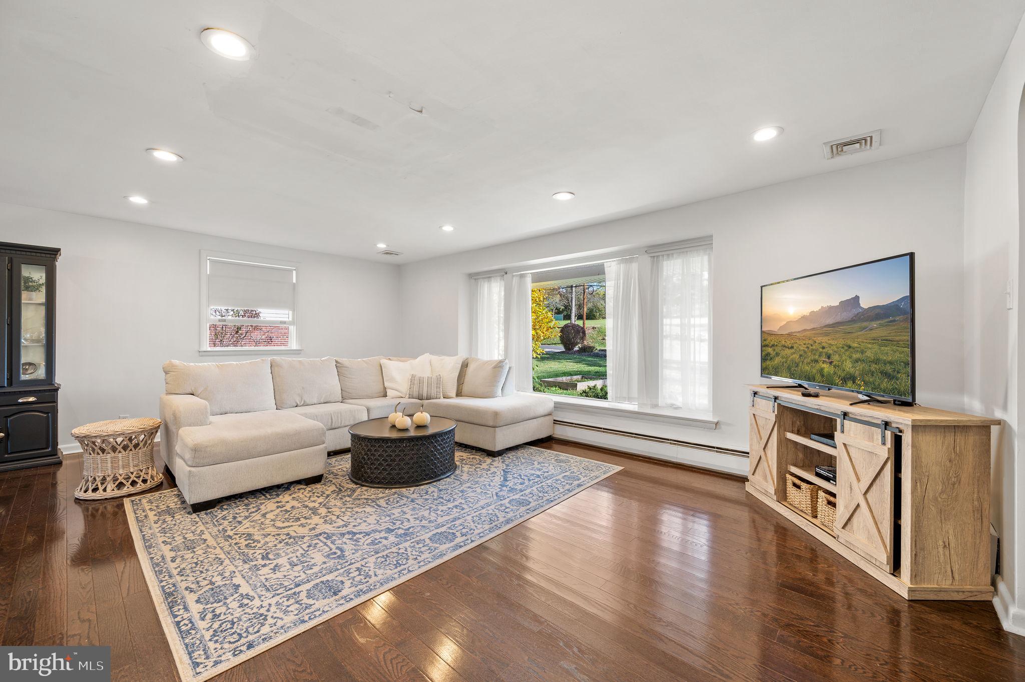 1514 Huntingdon Road Abington, PA 19001 - Photo 3 of 26