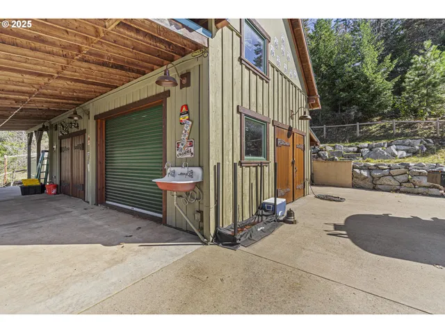 $1,724,000 | 3721 Old Siskiyou Highway, Ashland, OR 97520