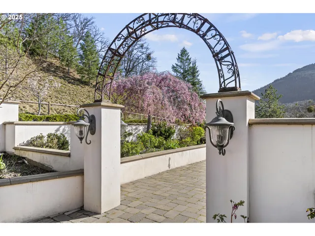 $1,724,000 | 3721 Old Siskiyou Highway, Ashland, OR 97520
