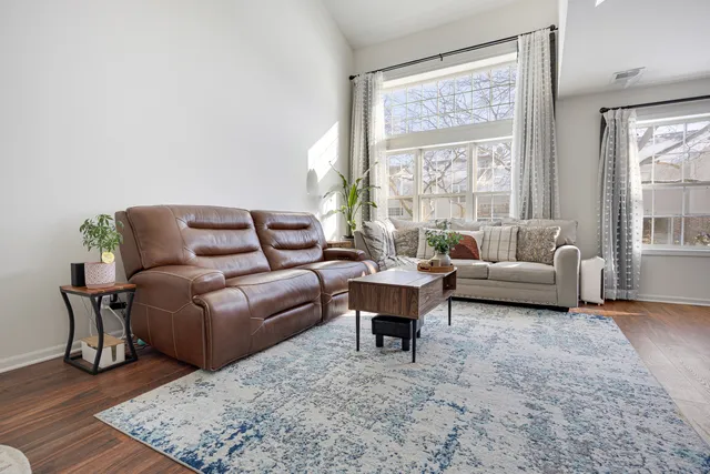 $395,000 | 143 Sussex Court, Roselle, IL 60172