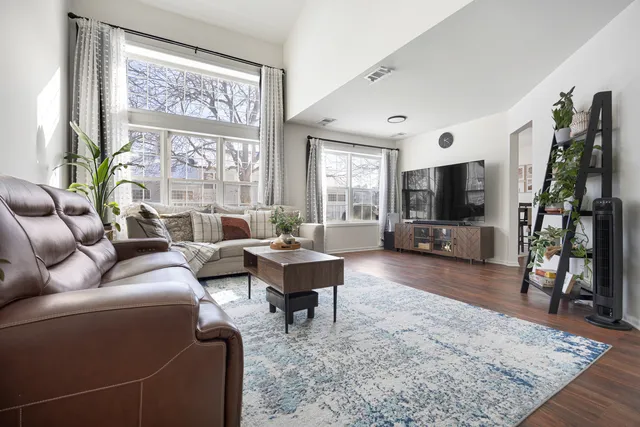 $395,000 | 143 Sussex Court, Roselle, IL 60172