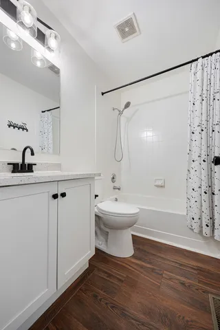 $395,000 | 143 Sussex Court, Roselle, IL 60172