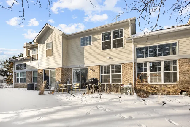 $395,000 | 143 Sussex Court, Roselle, IL 60172