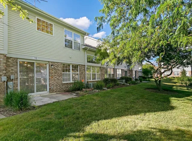 $395,000 | 143 Sussex Court, Roselle, IL 60172
