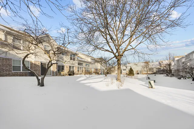 $395,000 | 143 Sussex Court, Roselle, IL 60172