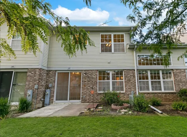 $395,000 | 143 Sussex Court, Roselle, IL 60172