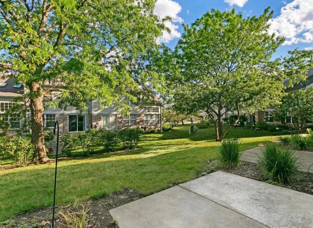 $395,000 | 143 Sussex Court, Roselle, IL 60172