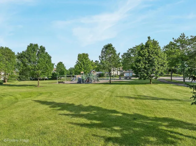 $395,000 | 143 Sussex Court, Roselle, IL 60172