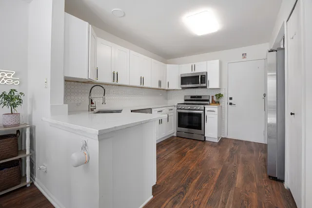 $395,000 | 143 Sussex Court, Roselle, IL 60172