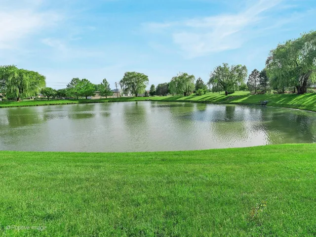 $395,000 | 143 Sussex Court, Roselle, IL 60172