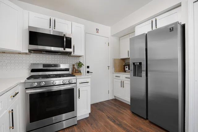 $395,000 | 143 Sussex Court, Roselle, IL 60172