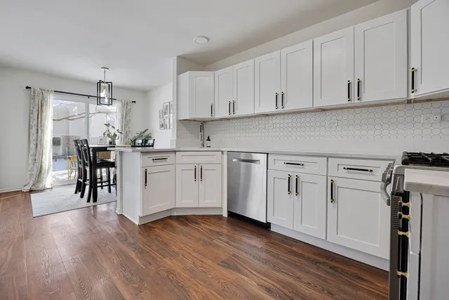 $395,000 | 143 Sussex Court, Roselle, IL 60172