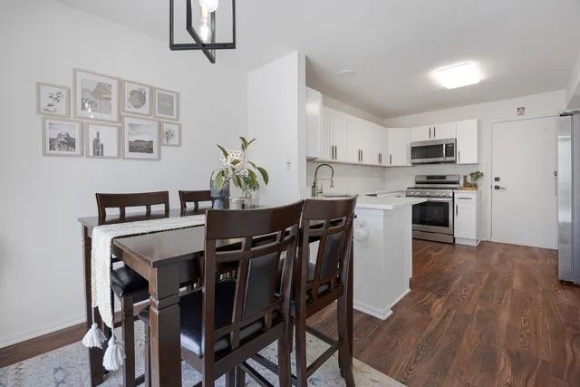 $395,000 | 143 Sussex Court, Roselle, IL 60172