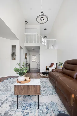 $395,000 | 143 Sussex Court, Roselle, IL 60172