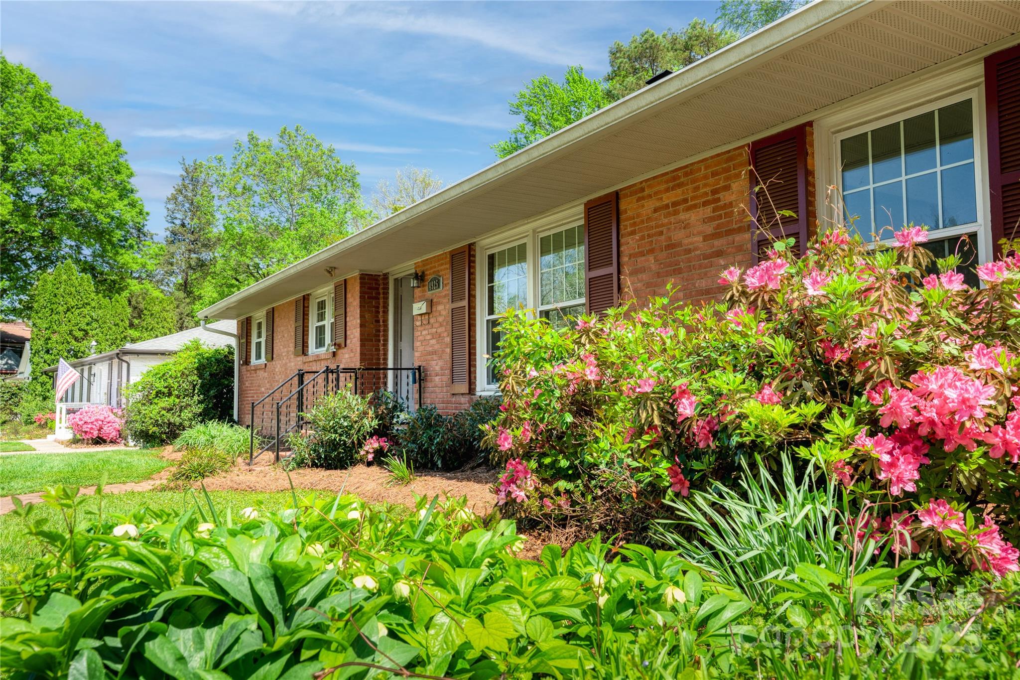 4925 Seacroft Road Charlotte, NC 28210 - Photo 4 of 28 Gallery Image 4