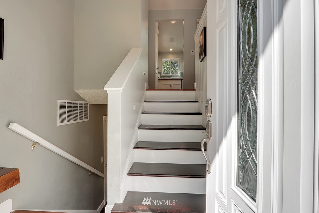 9110 Meadow Road Southwest Lakewood, WA 98499 - Photo 5 of 30