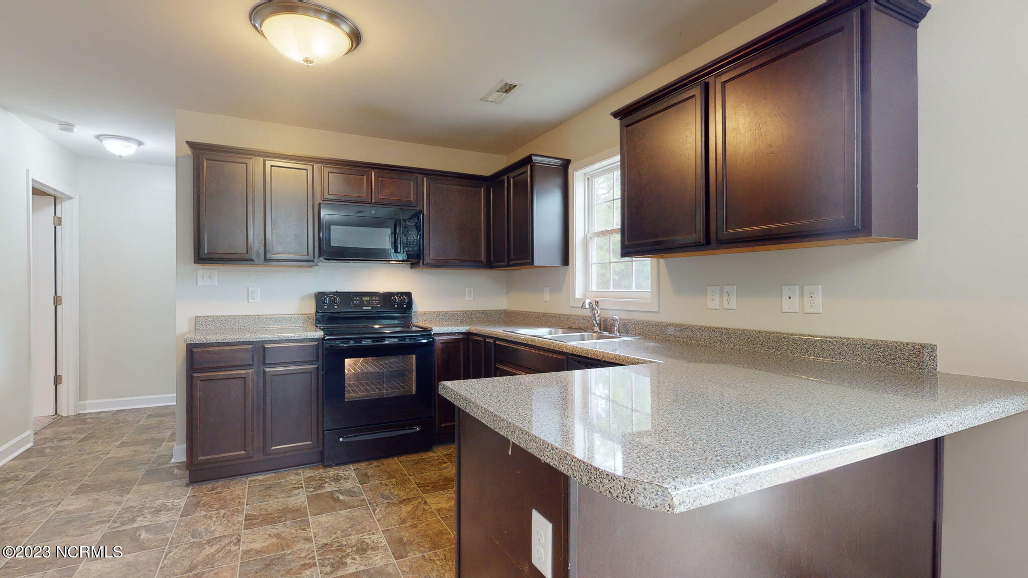 160 Copeland Court Hubert, NC 28539 - Photo 11 of 34 Kitchen