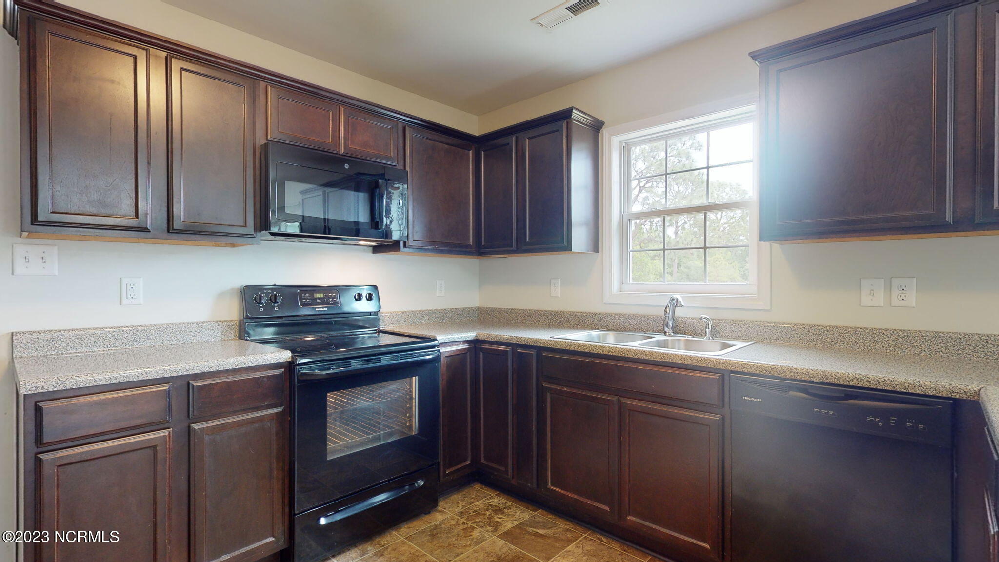 160 Copeland Court Hubert, NC 28539 - Photo 12 of 34 Kitchen