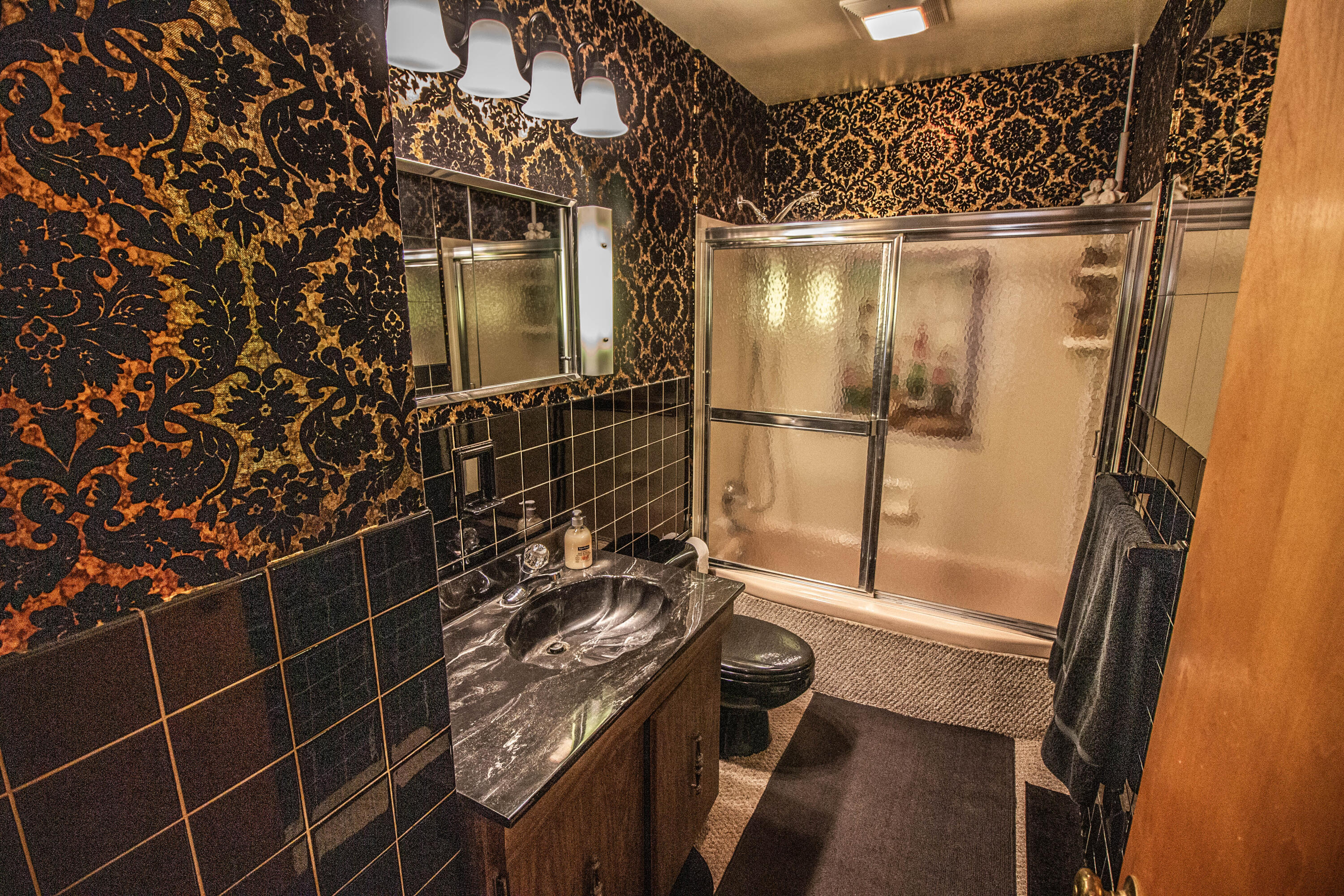 226 Mertens Avenue Racine, WI 53405 - Photo 16 of 27 Full Bathroom
