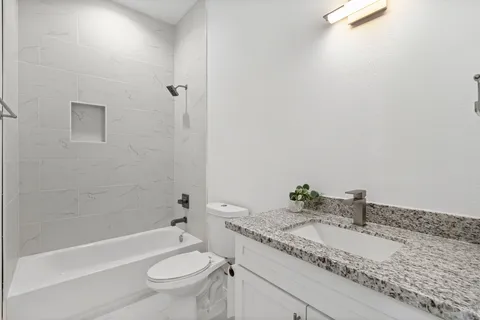 $339,900 | 5608 Savyon Drive, Houston, TX 77091