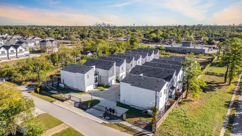 $339,900 | 5608 Savyon Drive, Houston, TX 77091