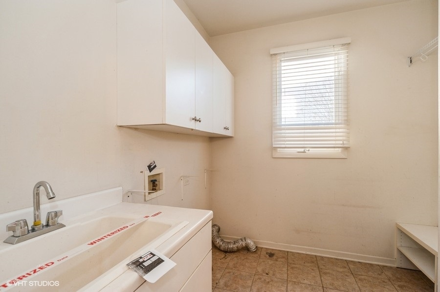 2021 Wright Boulevard Buffalo Grove, IL 60089 - Photo 15 of 29 a bathroom with a sink and a window