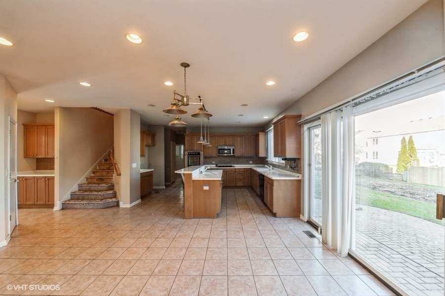 2021 Wright Boulevard Buffalo Grove, IL 60089 - Photo 10 of 29 a view of a living room and entry way