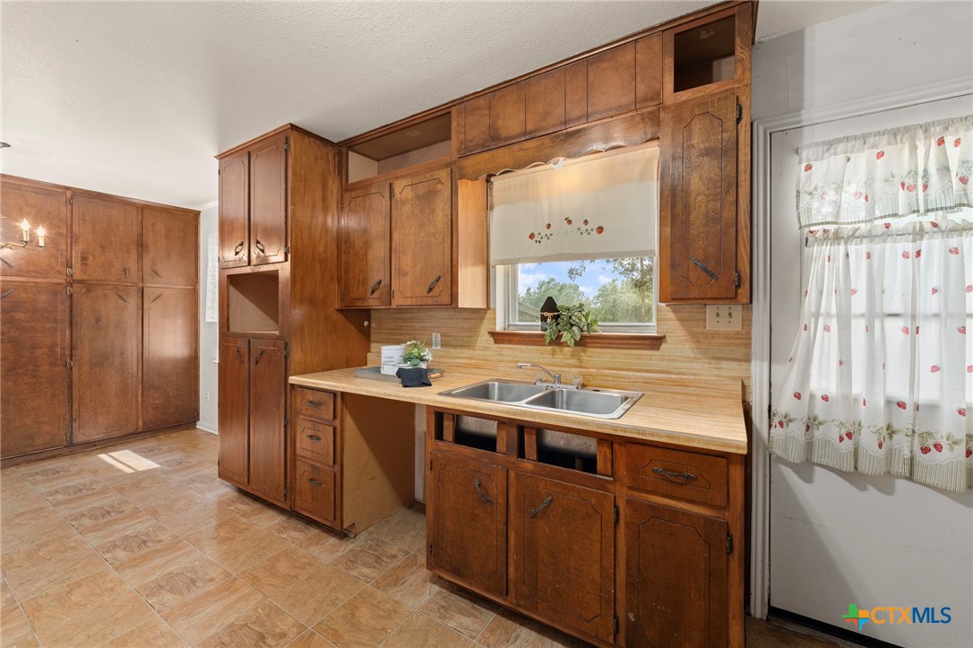 23168 Wolfridge Road Killeen, TX 76549 - Photo 16 of 42 Kitchen