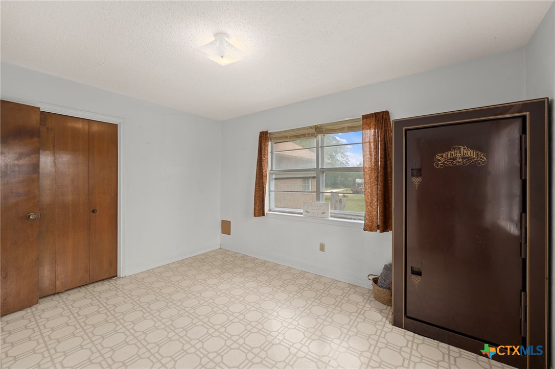 23168 Wolfridge Road Killeen, TX 76549 - Photo 21 of 42 a view of an empty room with window and closet area