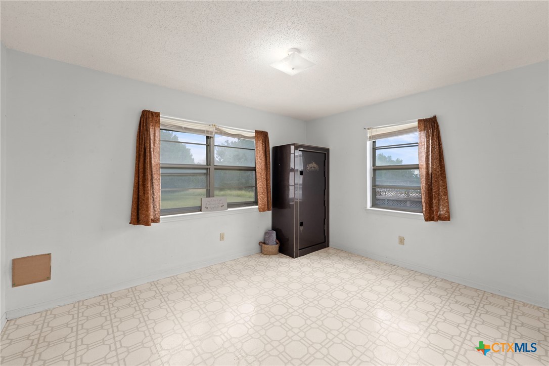 23168 Wolfridge Road Killeen, TX 76549 - Photo 22 of 42 an empty room with windows