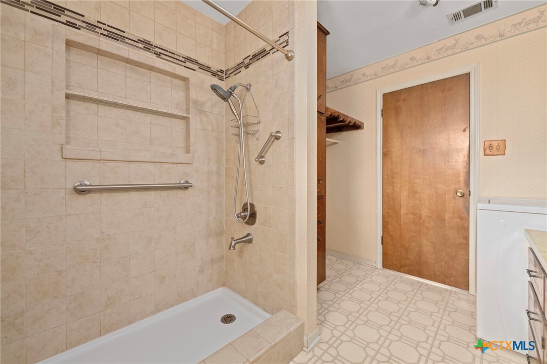 23168 Wolfridge Road Killeen, TX 76549 - Photo 25 of 42 a bathroom with a shower and a tub
