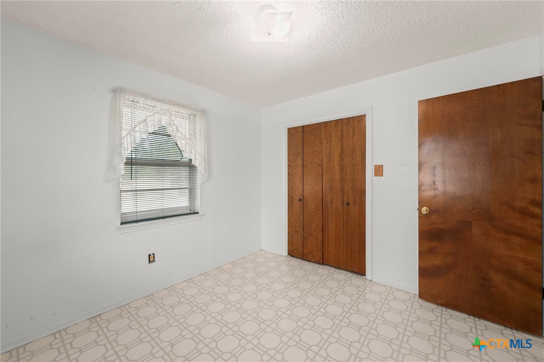 23168 Wolfridge Road Killeen, TX 76549 - Photo 30 of 42 an empty room with windows and closet