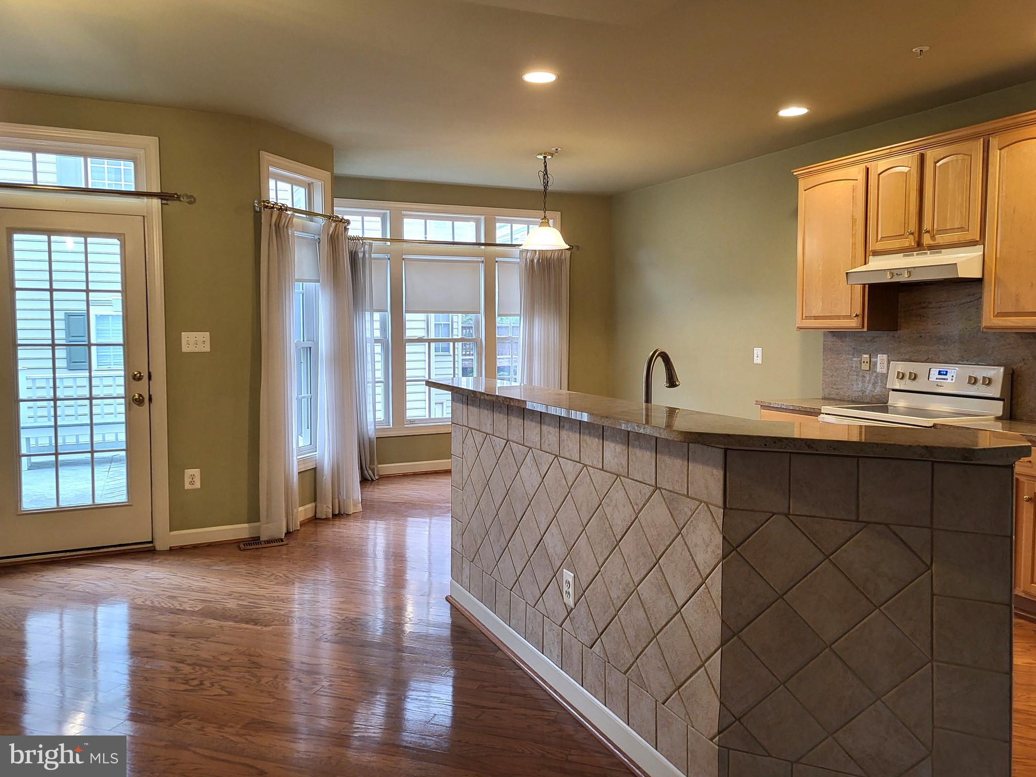 14051 Rockingham Road Germantown, MD 20874 - Photo 2 of 26 table space kitchen