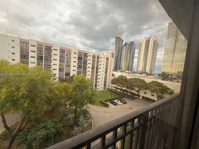 $2,200 | 17011 North Bay Road, Unit 706, Sunny Isles Beach, FL 33160