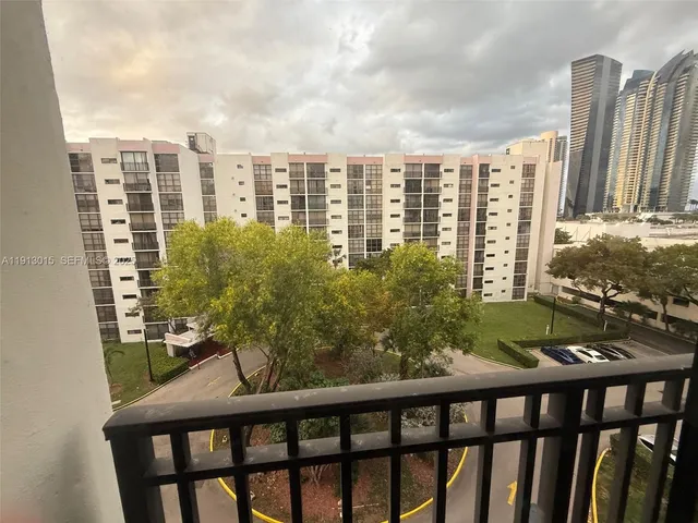 $2,200 | 17011 North Bay Road, Unit 706, Sunny Isles Beach, FL 33160