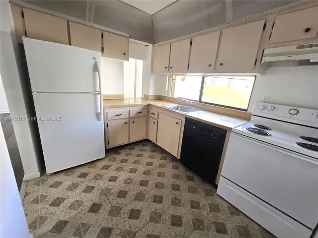 $2,200 | 17011 North Bay Road, Unit 706, Sunny Isles Beach, FL 33160