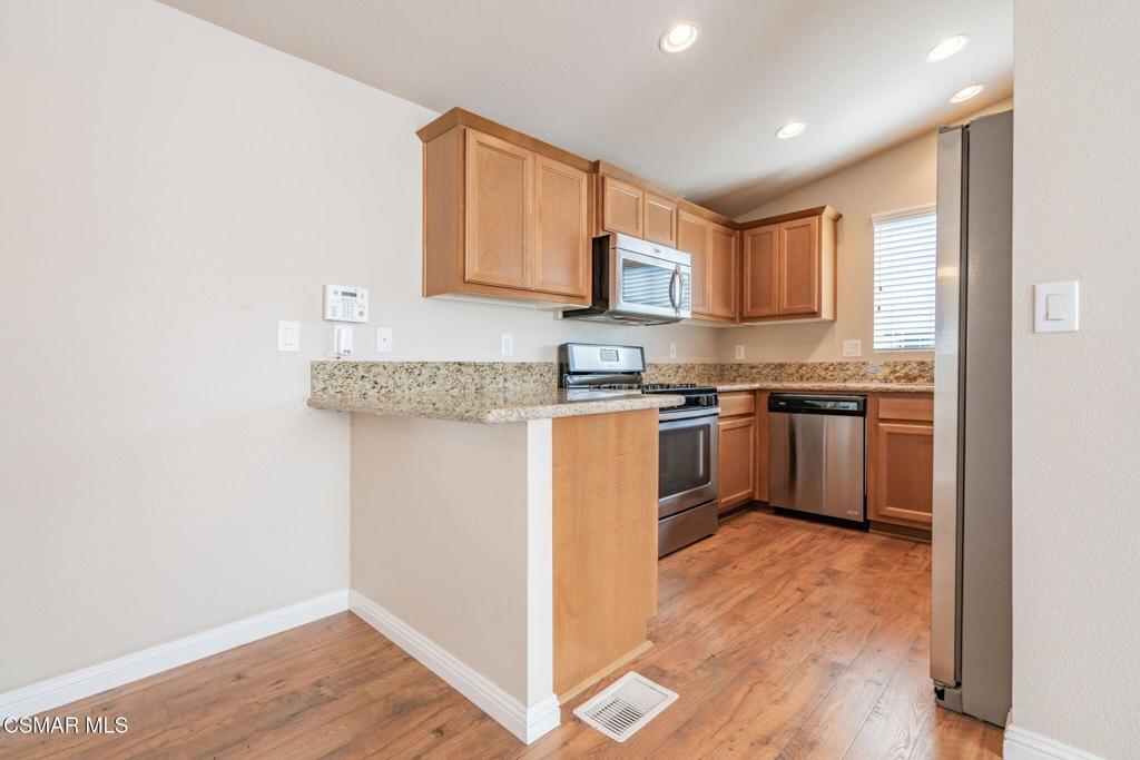 195 Tierra Rejada Road, Unit 71 Simi Valley, CA 93065 - Photo 7 of 37