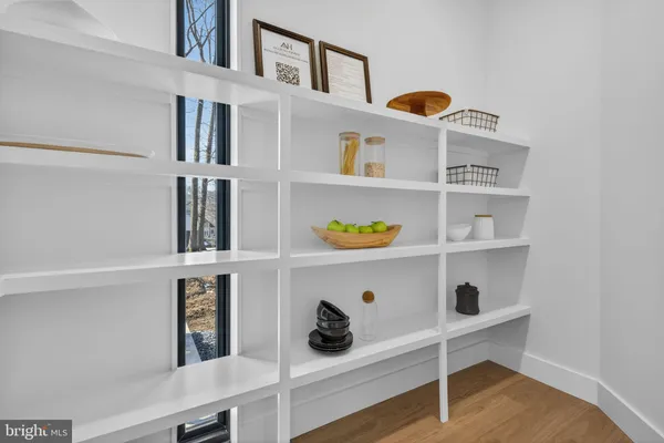 a view of entryway and kitchen