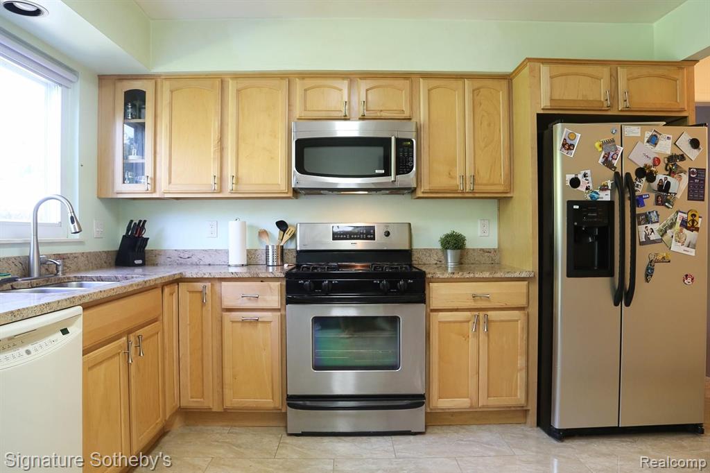 28188 Yorktown Road Farmington Hills, MI 48331 - Photo 10 of 20