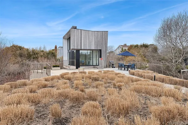 $3,200,000 | 9 Ocean Lane, Amagansett, NY 11930